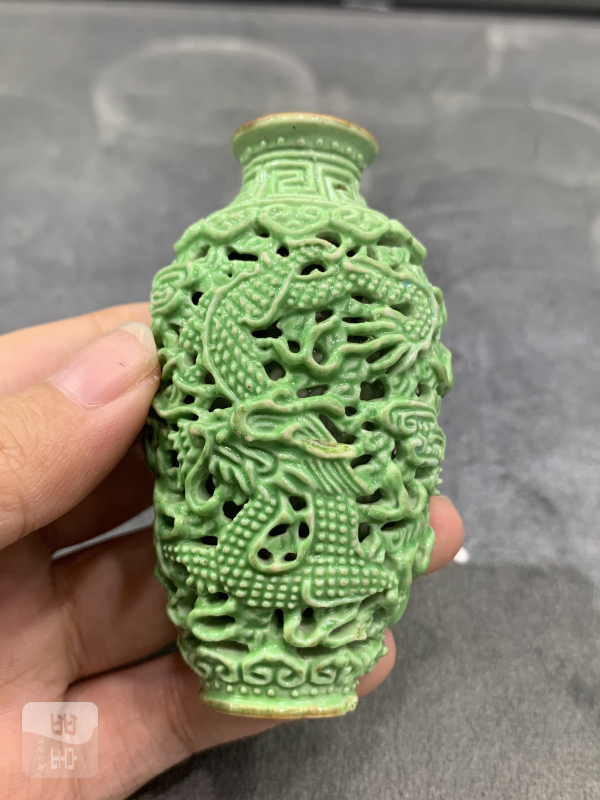 清晚期秋葵绿釉镂雕龙凤纹鼻烟壶 - 图4